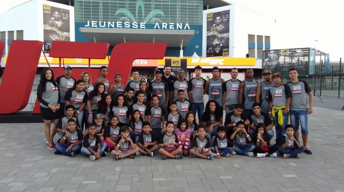 Raoni desenvolve um projeto na Refit, em Manguinhos, com crianças e jovens 