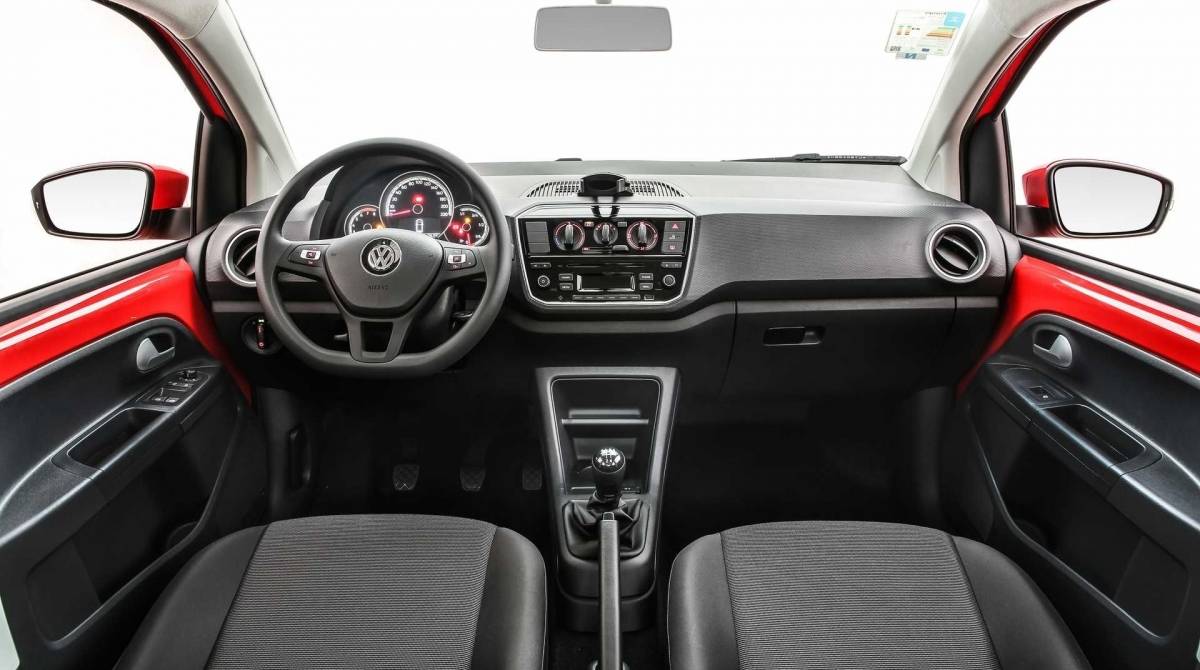 Interior da versão de entrada do sub-compacto, com rádio compatível com bluetooth e volante multifuncional