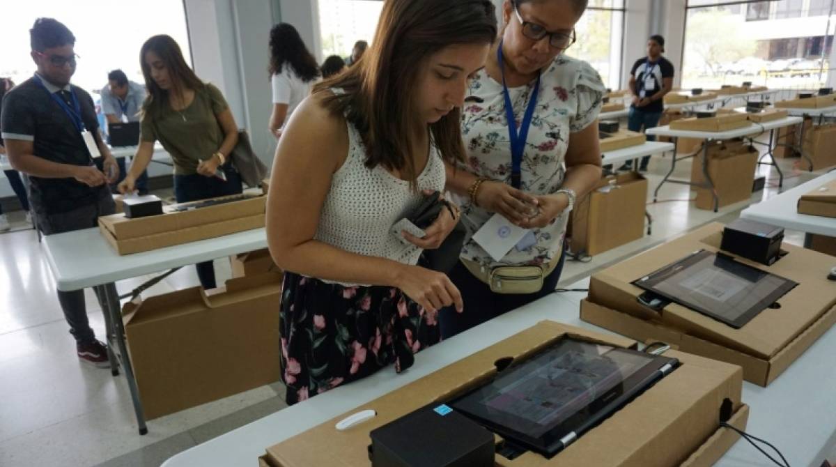 Eleitores fazem parte de uma simulação de votação digital na Cidade do Panamá, 4 de maio de 2019, véspera da eleição presidencial - AFP