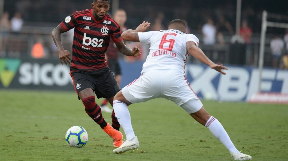 Lateral do Flamengo, Rodinei tenta a jogada diante da marcação de Reinaldo, do São Paulo - Alexandre Vidal / Flamengo