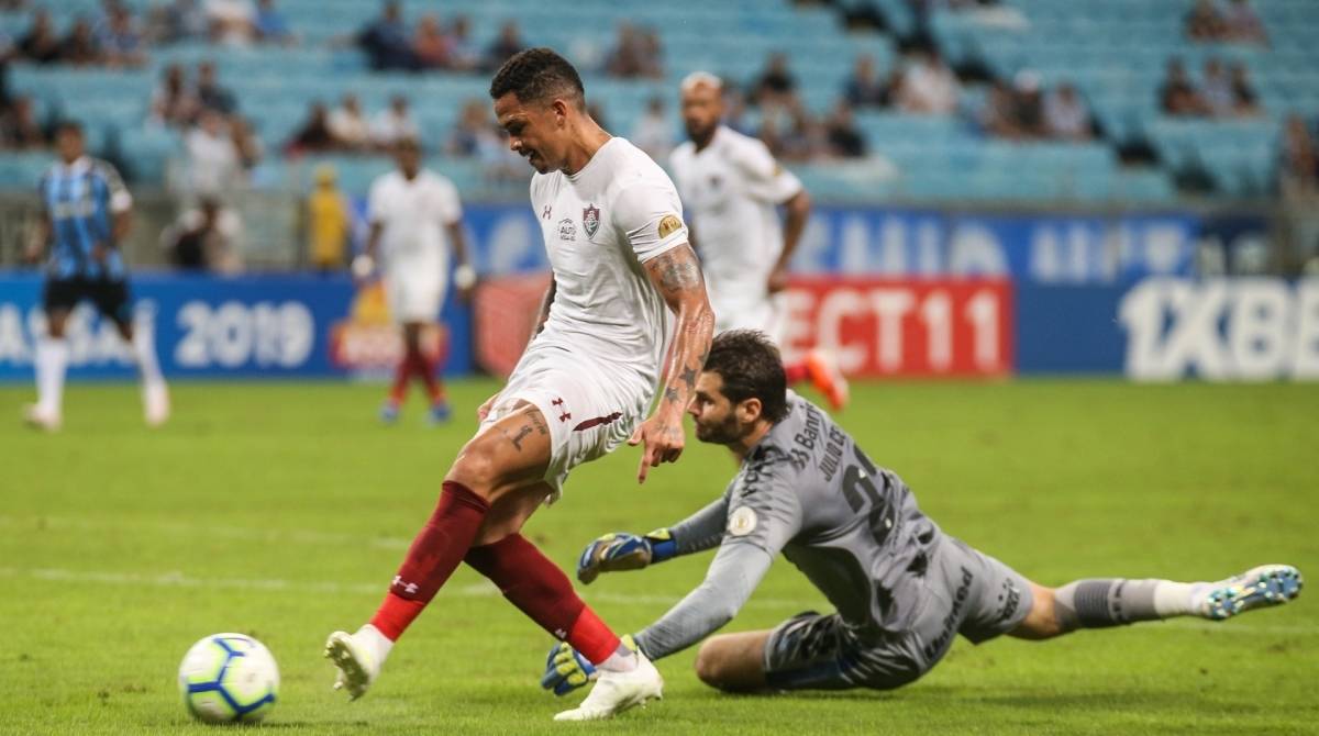 O atacante Luciano aproveita a falha do goleiro Júlio César e marca o segundo gol do Fluminense