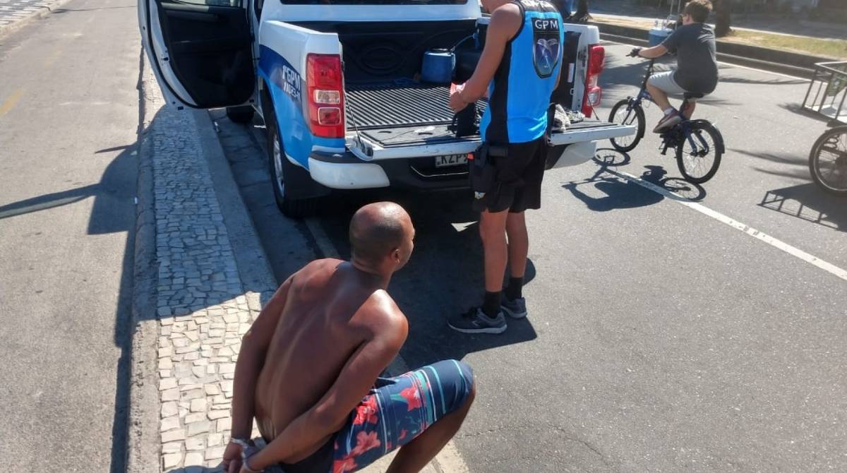 Guardas Municipais prendem homem acusado de furtar turista na Praia de Ipanema - Divulgação