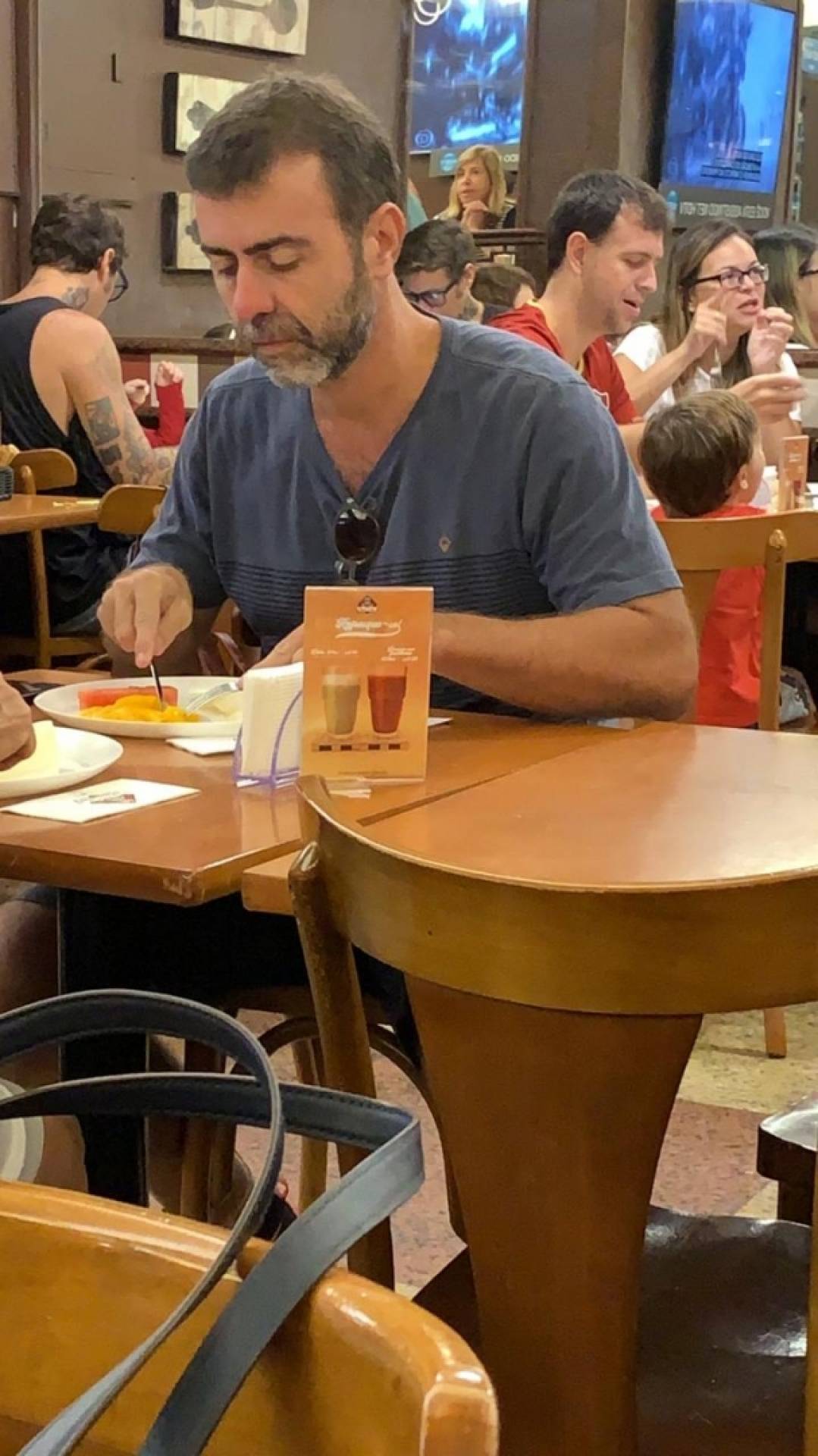 Marcelo Freixo toma café da manhã na Beira-Mar, em Niterói - JORNAL O DIA