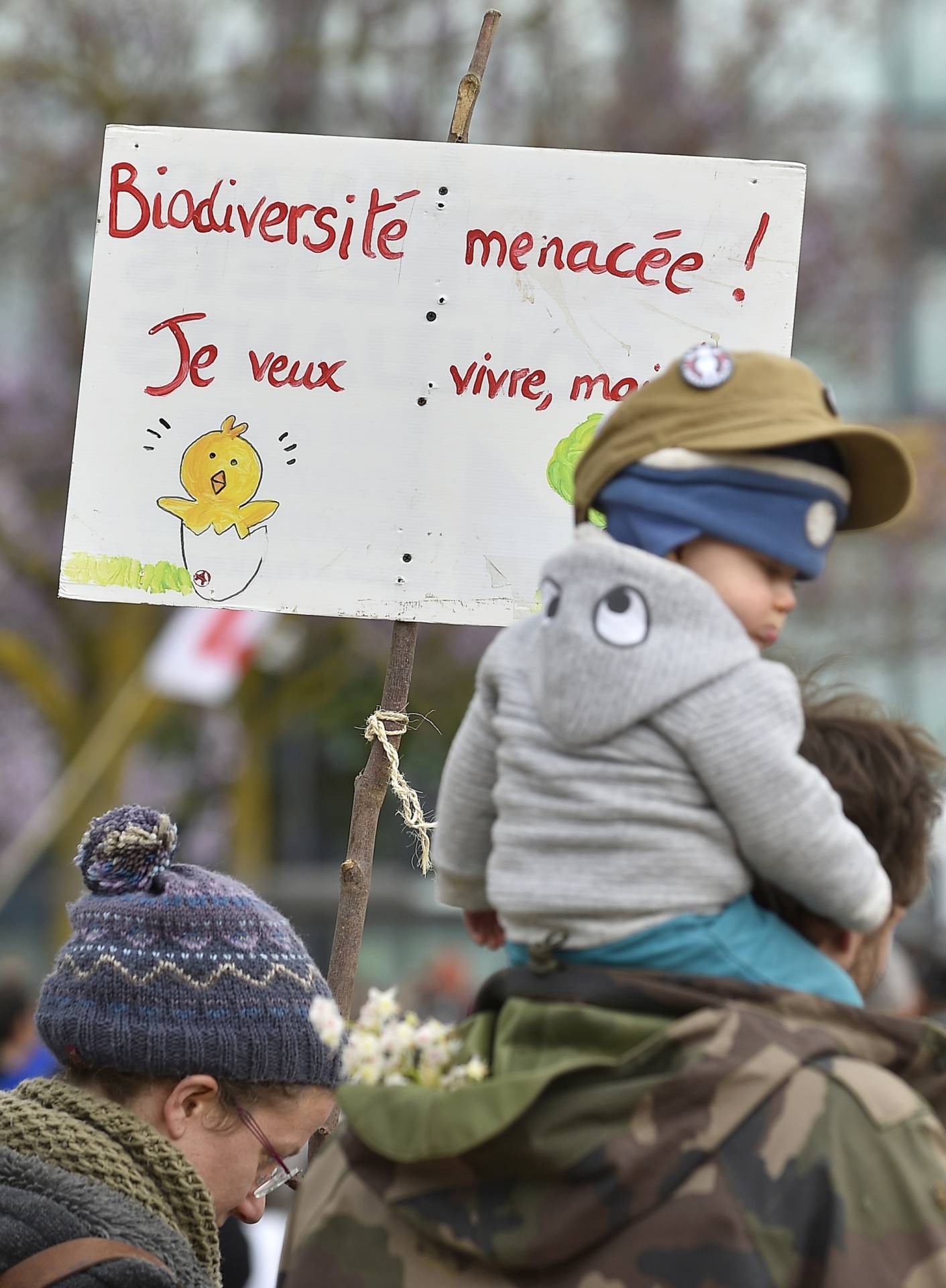 Manifestantes seguram uma faixa que diz 'Biodiversidade ameaçada, quero viver'  - Jean-Christophe Verhaegen/ AFP