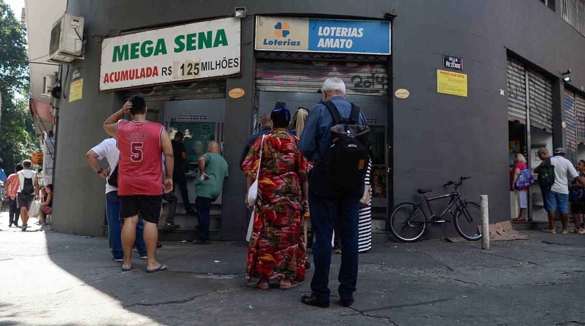 As lotéricas estão lotadas a semana toda e as apostas podem ser feitas até amanhã, às 19h. Prêmio é o maior a ser sorteado neste ano - Armando Paiva / Agência O Dia
