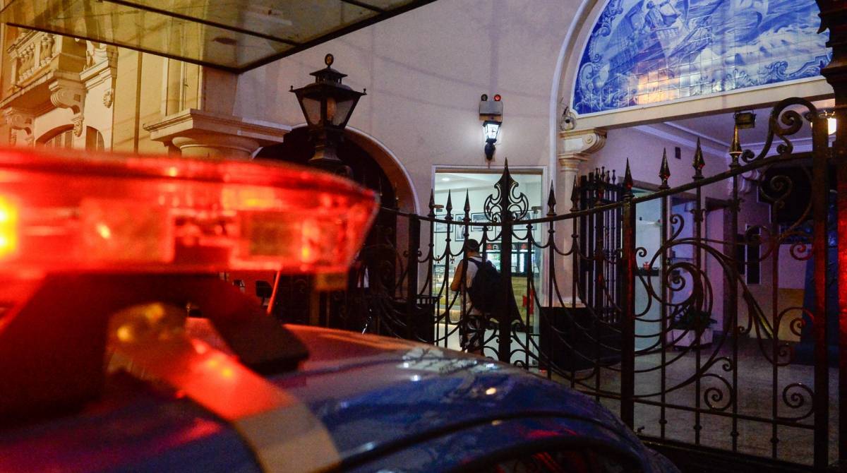 A seguran&ccedil;a foi refor&ccedil;ada pela pol&iacute;cia em S&atilde;o Janu&aacute;rio durante o protesto - Armando Paiva / Ag&ecirc;ncia O Dia