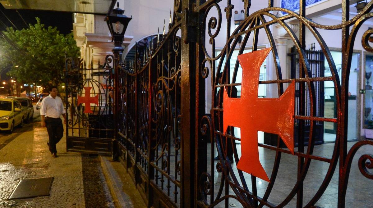 Rio de Janeiro (RJ), 06/05/2019, MANIFESTACAO EM SAO JANUARIO - Torcedores do Vasco realizaram um protesto na sede do clube, a segurança foi reforçada no local,  Sao Januario, zona norte do Rio de Janeiro.Foto: Armando Paiva / Agência O Dia Vasco, Protesto, Sao Januario - Armando Paiva / Agência O Dia