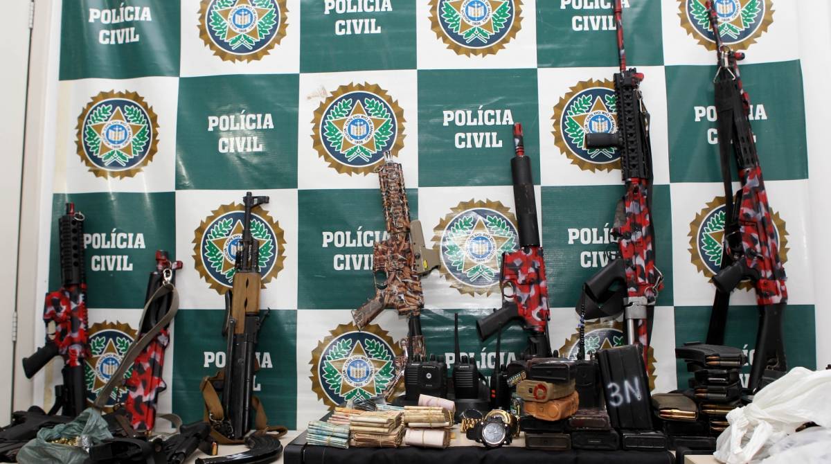 Rio de Janeiro - 06/05/2019 - Foi apresentada na DH da Barra o material apreendido na Opera&ccedil;&atilde;o no Complexo da Mar&eacute;. Foto: Luciano Belford/Ag&ecirc;ncia O Dia