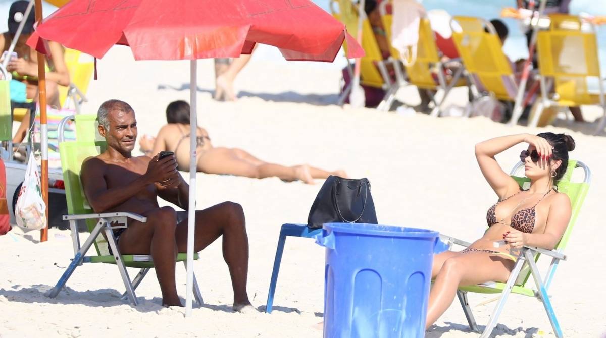 Rom&aacute;rio curte praia com morena neste domingo