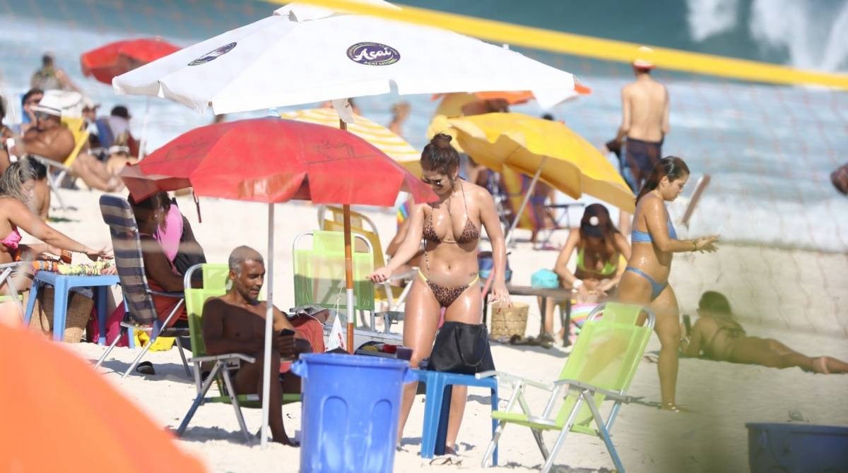 Rom&aacute;rio curte praia com morena neste domingo