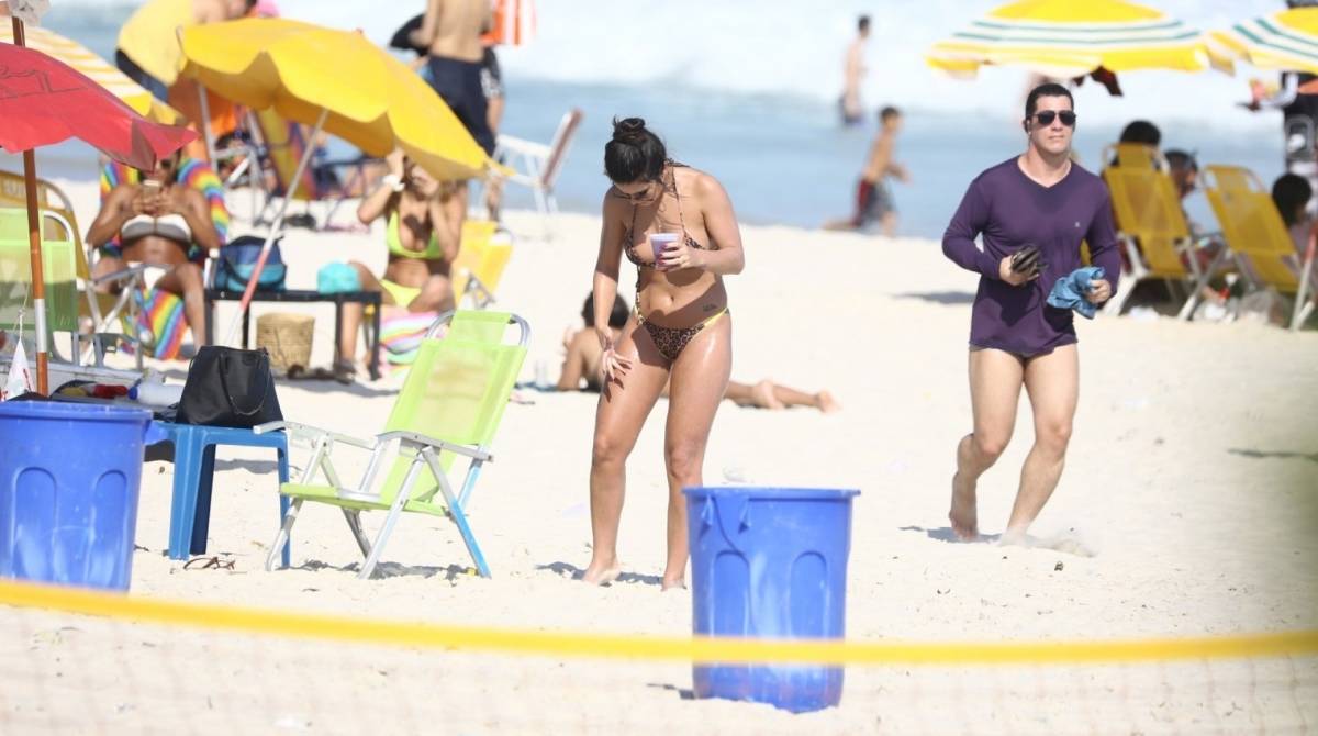 Rom&aacute;rio curte praia com morena neste domingo