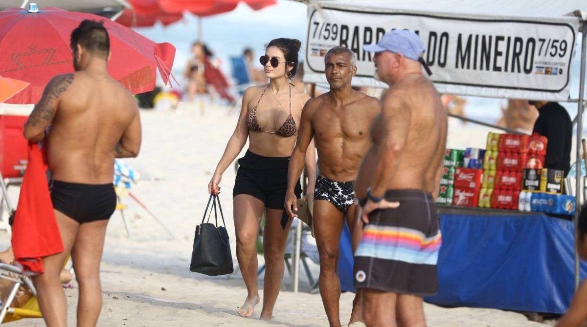 Rom&aacute;rio curte praia com morena neste domingo