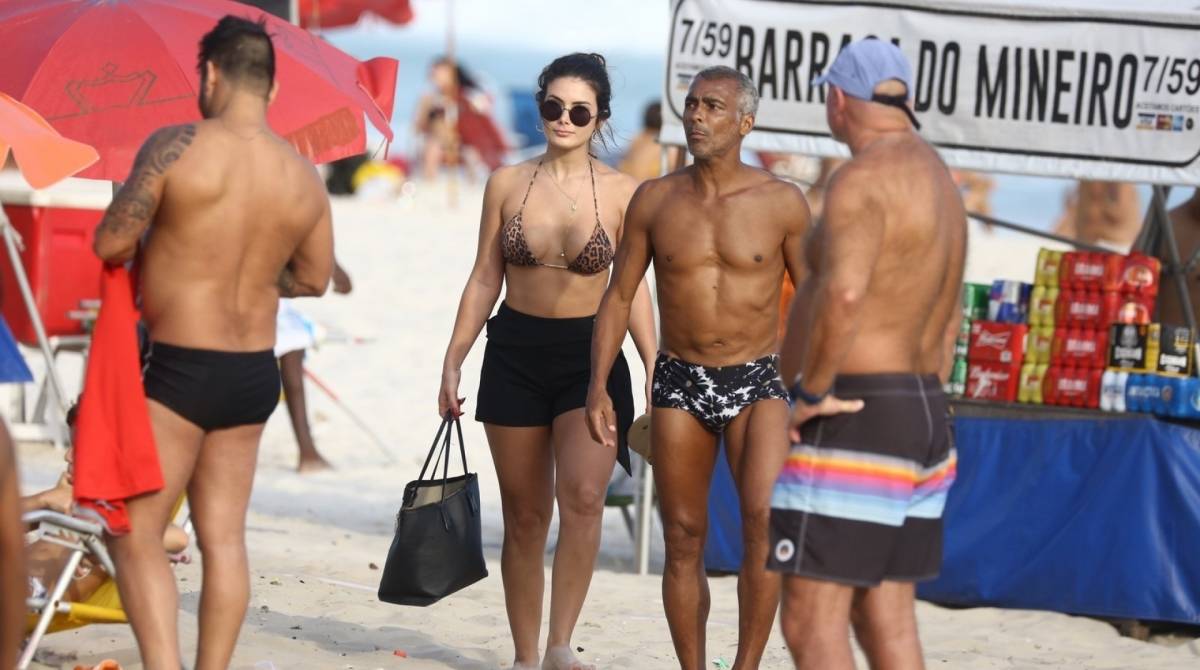Rom&aacute;rio curte praia com morena neste domingo