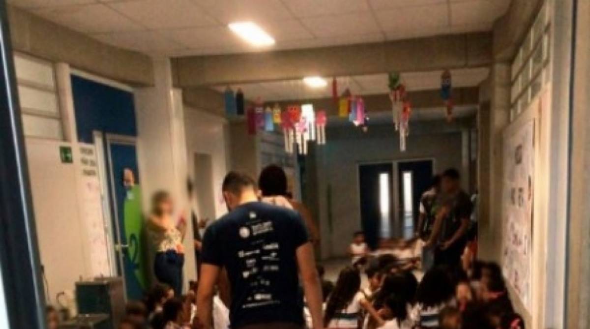 Crianças se protegem no corredor da escola - Maré Vive