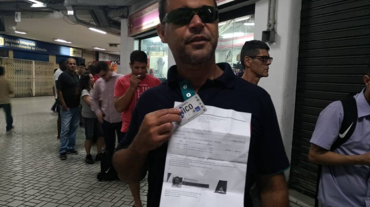 Marcelo Silva mostra cartão - O DIA