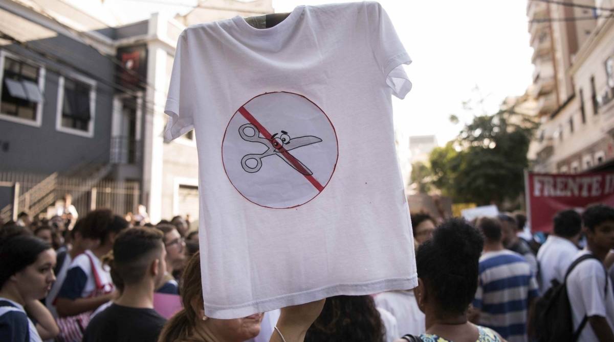 Alunos de institui&ccedil;&otilde;es federais do Rio fazem protesto contra corte de verbas na Educa&ccedil;&atilde;o durante participa&ccedil;&atilde;o de Jair Bolsonaro em cerim&ocirc;nia de 130 anos do Col&eacute;gio Militar - Delmiro Junior/Parceiro/Ag&ecirc;ncia O Dia