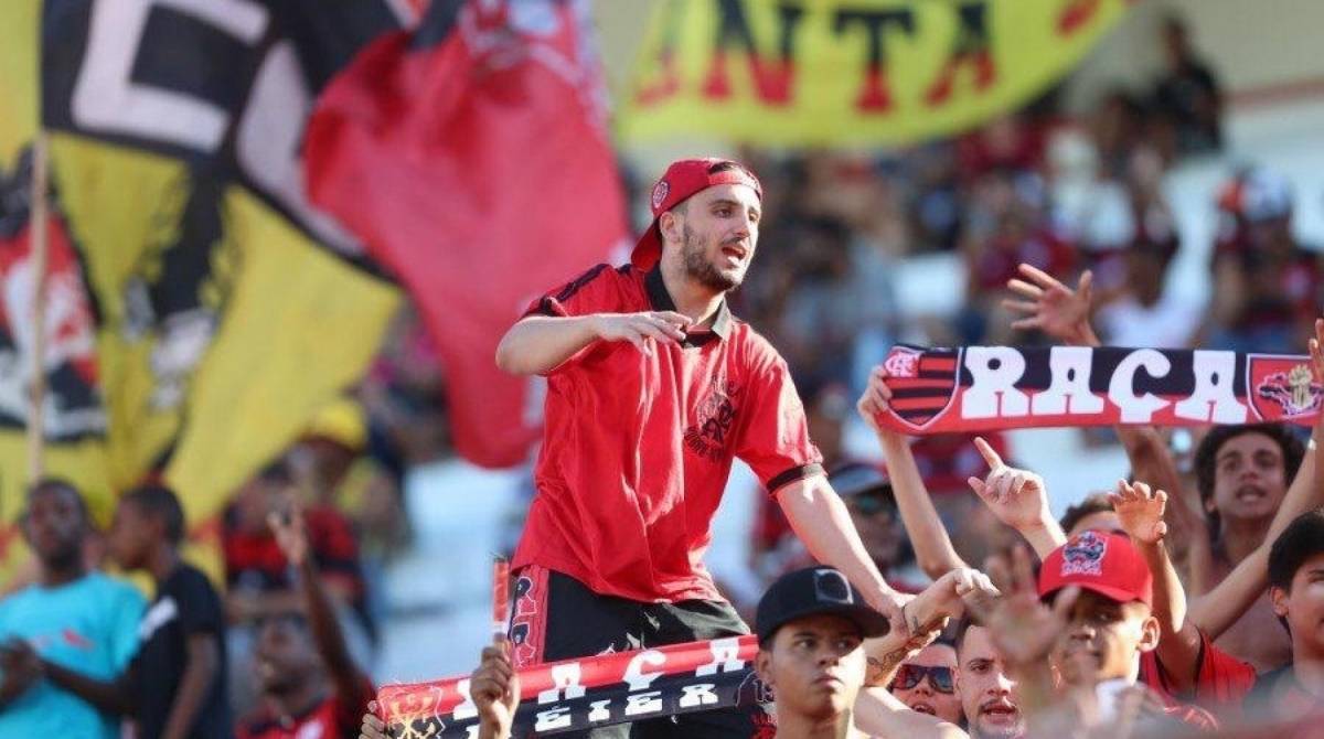 O torcedor rubro-negro Eduardo Benfica, líder da Raça Rubro-Negra