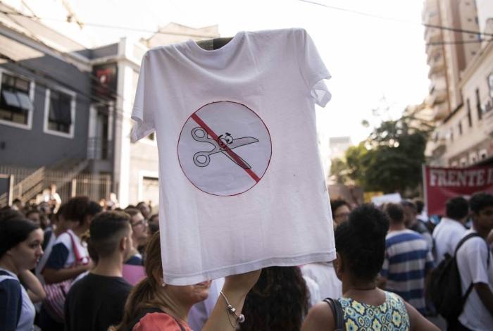 Alunos de instituiÃ§Ãµes federais do Rio fazem protesto contra corte de verbas na EducaÃ§Ã£o durante participaÃ§Ã£o de Jair Bolsonaro em cerimÃ´nia de 130 anos do ColÃ©gio Militar