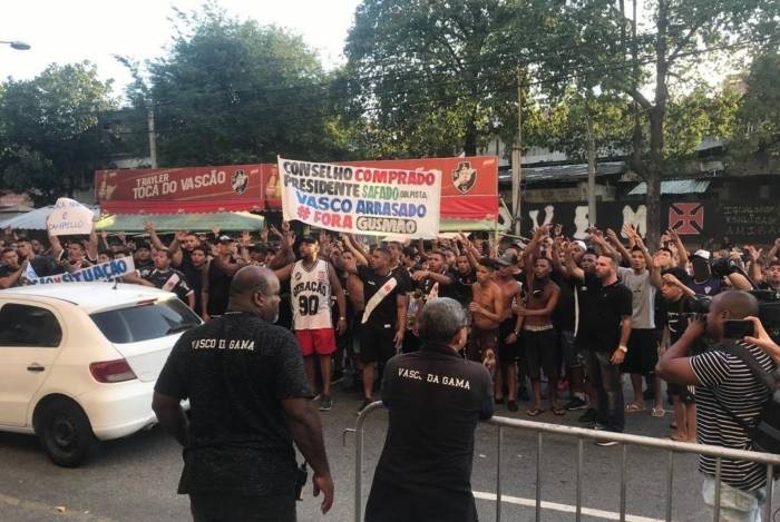 Os manifestantes se concentraram em frente à sede do Vasco