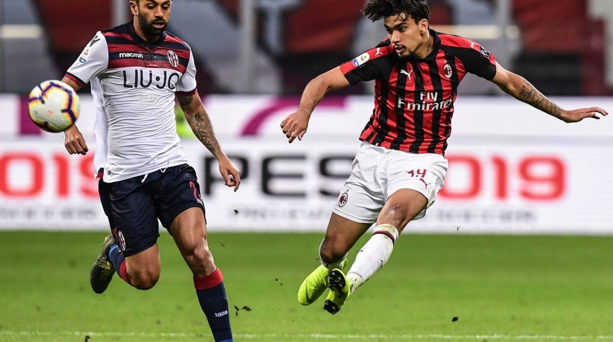 AC Milan's Brazilian midfielder Lucas Paqueta (R) shoots on goal during the Italian Serie A football match AC Milan vs Bologna on May 6, 2019 at the San Siro stadium in Milan.  - Miguel MEDINA / AFP