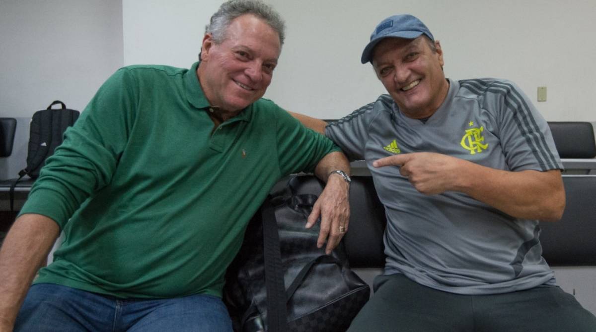 O técnico Abel Braga e o ex-lateral-direito Leandro, em Montevidéu: o 'Peixe Frito' foi convidado para dar moral aos jogadores  - Alexandre Vidal