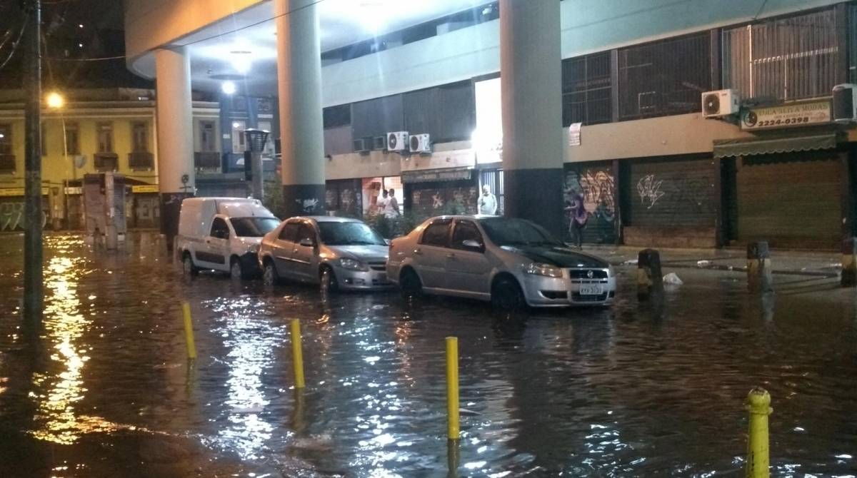 Chuva na alagou a Rua dos Inv&aacute;lidos, na Lapa, no &uacute;ltimo dia 7 - Thiago Freire / Ag&ecirc;ncia O Dia
