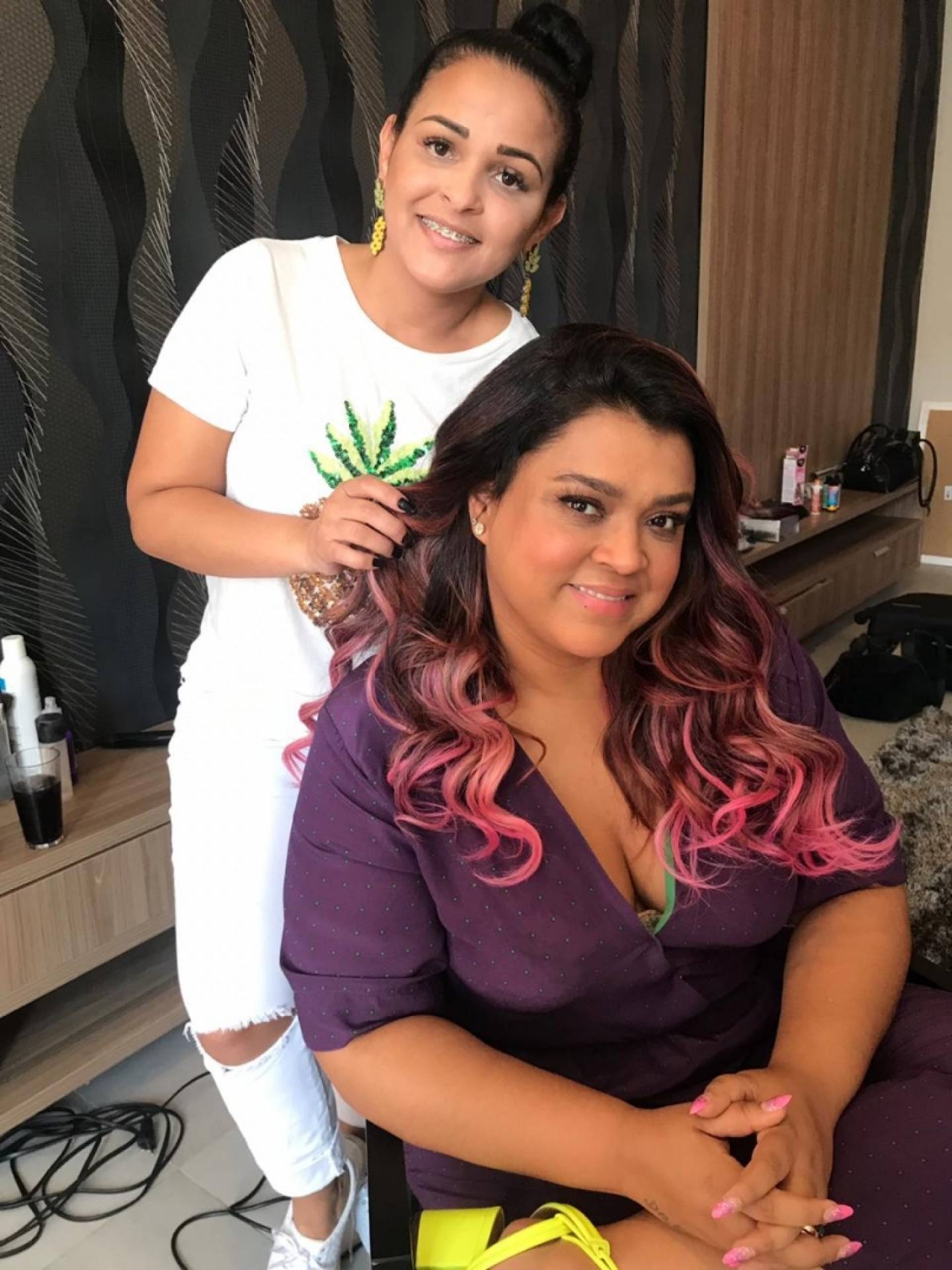 Edriana com Preta Gil, uma das adeptas do ponto arabesco