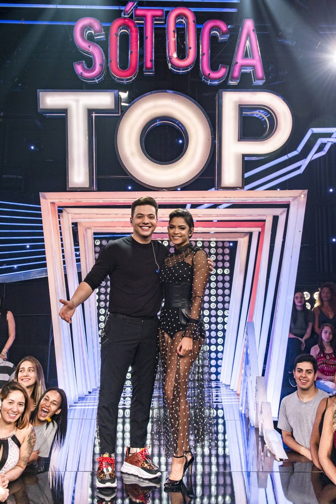 Wesley SafadÃ£o e Lucy Alves sÃ£o os novos apresentadores do 'SÃ³ Toca Pop' - SÃ³ Toca Top PGM 07 - Wesley SafadÃ£o e Lucy Alves ( Apresentadores ).
      Caption