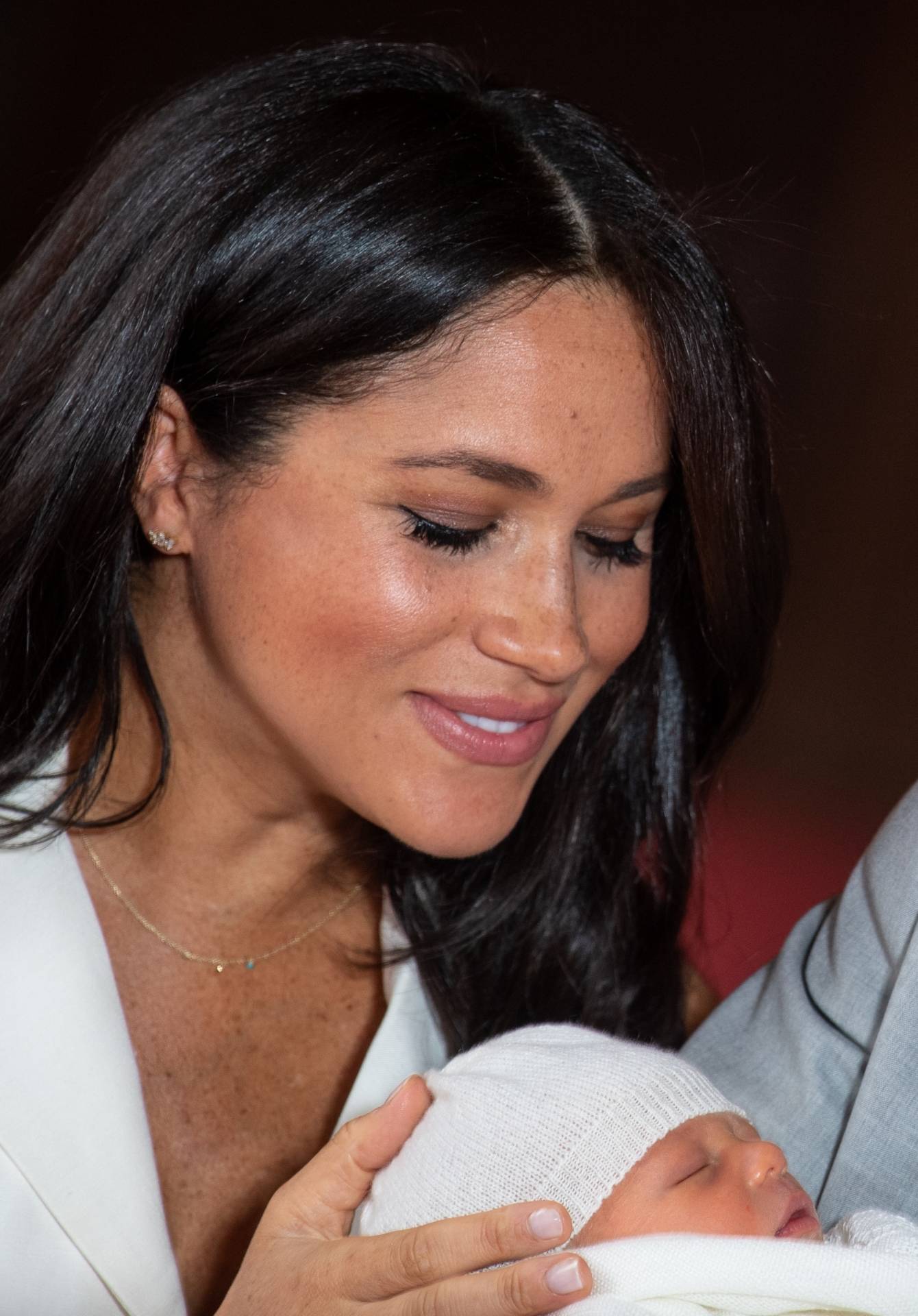 Príncipe Harry e Meghan Markle apresentam seu filho