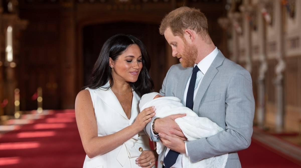 Príncipe Harry e Meghan Markle apresentam seu filho