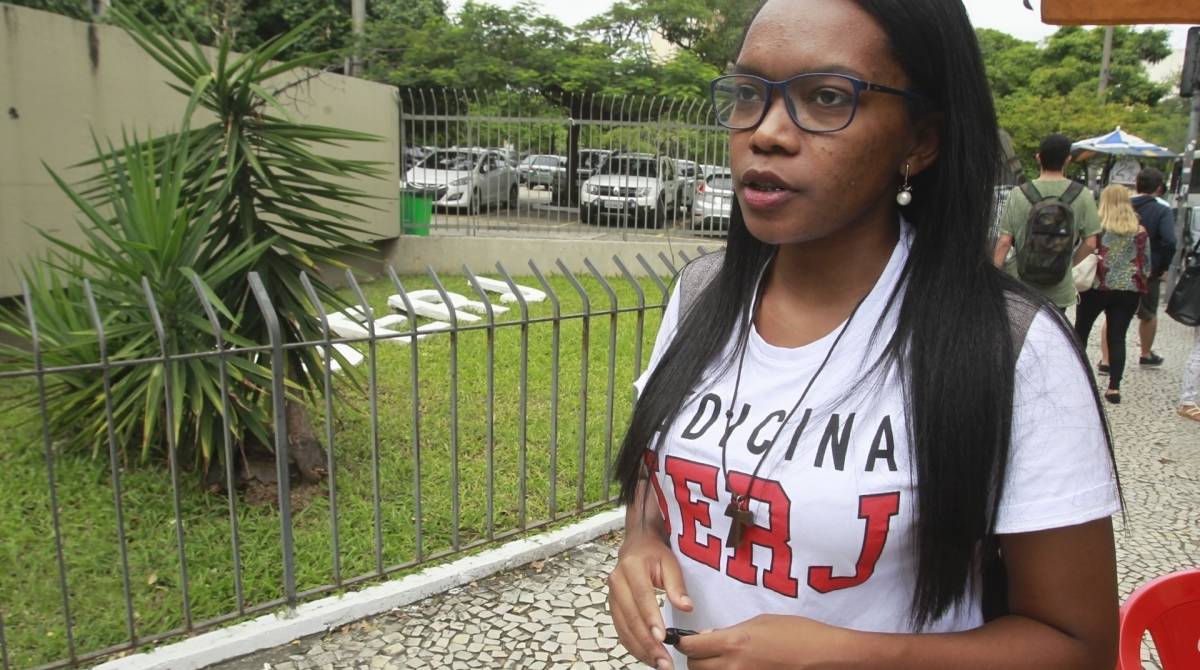 Cotista na Uerj, a estudante de medicina Maria Carolina, de 24 anos, acha que, em vez de acabar a reserva, a fiscalização deveria aumentar - fotos Estefan Radovicz