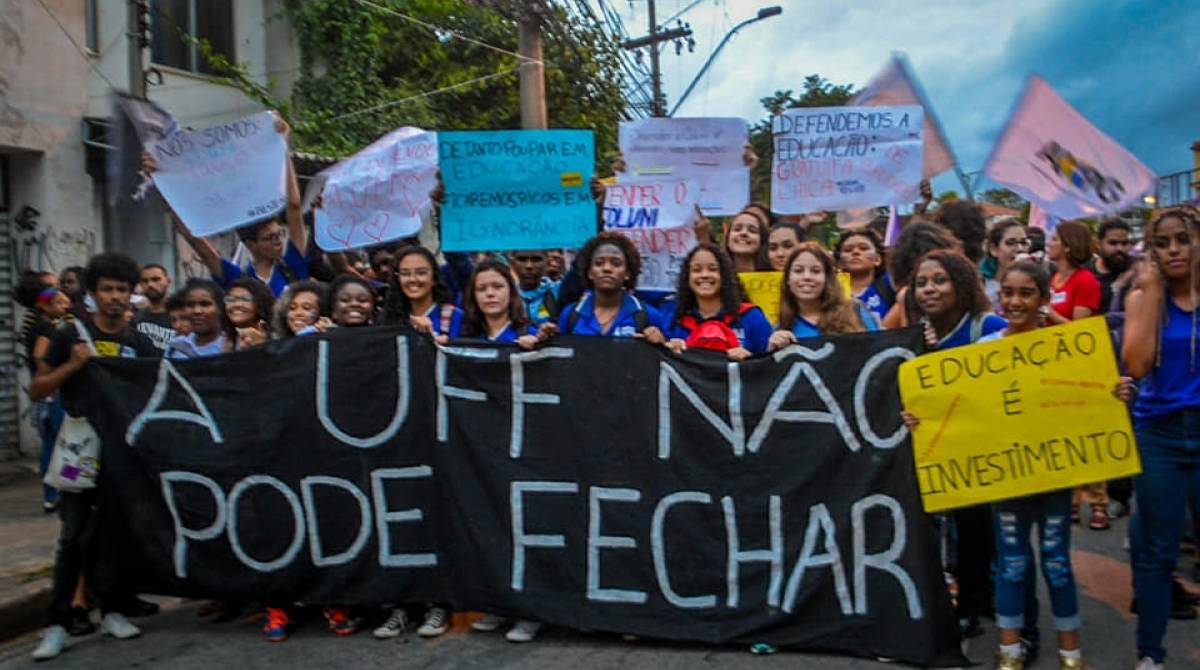 Manifestação contra o corte de 30% nas universidades reúne estudantes em Niterói