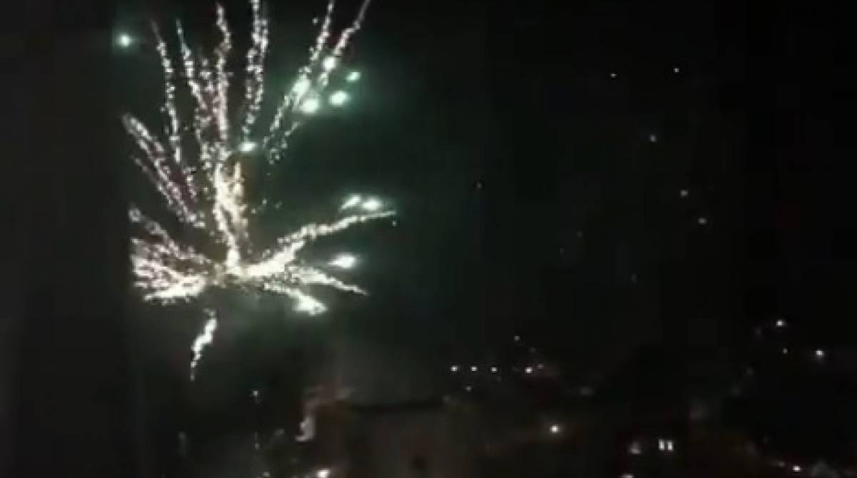 É certo soltar fogos de artifício de noite quando há jogos de