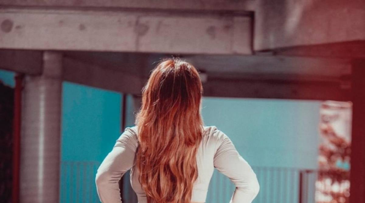 Musa fitness Deborah Albuquerque fica ruiva e posa para ensaio sensual