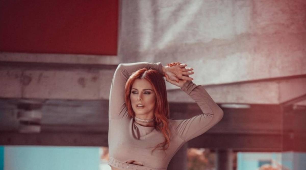 Musa fitness Deborah Albuquerque fica ruiva e posa para ensaio sensual