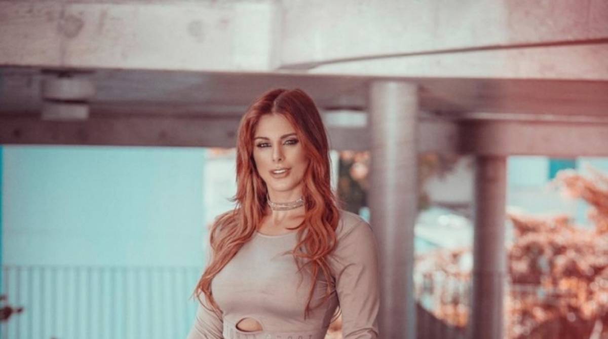 Musa fitness Deborah Albuquerque fica ruiva e posa para ensaio sensual