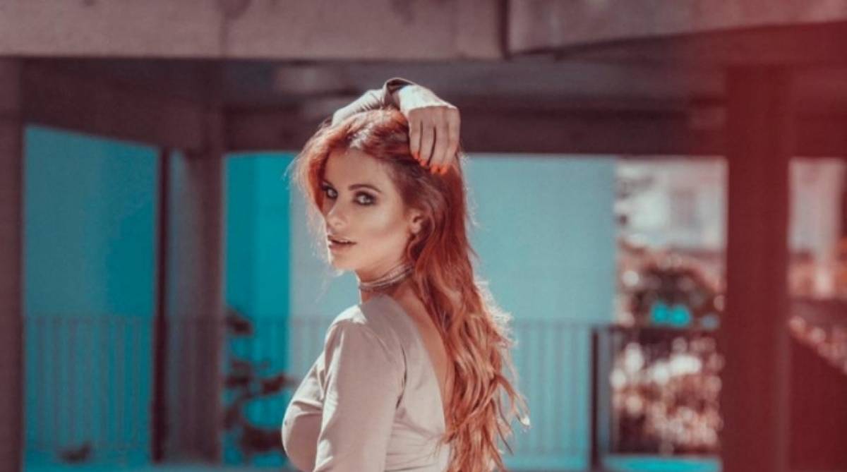 Musa fitness Deborah Albuquerque fica ruiva e posa para ensaio sensual