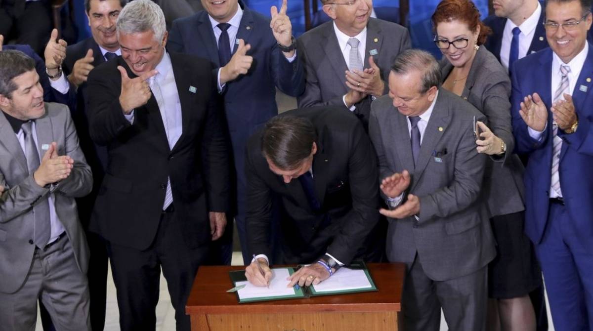 Decreto 9.785, assinado pelo presidente Jair Bolsonaro, flexibilizou o porte de armas no pa&iacute;s e d&aacute; acesso &agrave; posse para profissionais de 18 categorias - Wilson Dias/Ag&ecirc;ncia Brasil