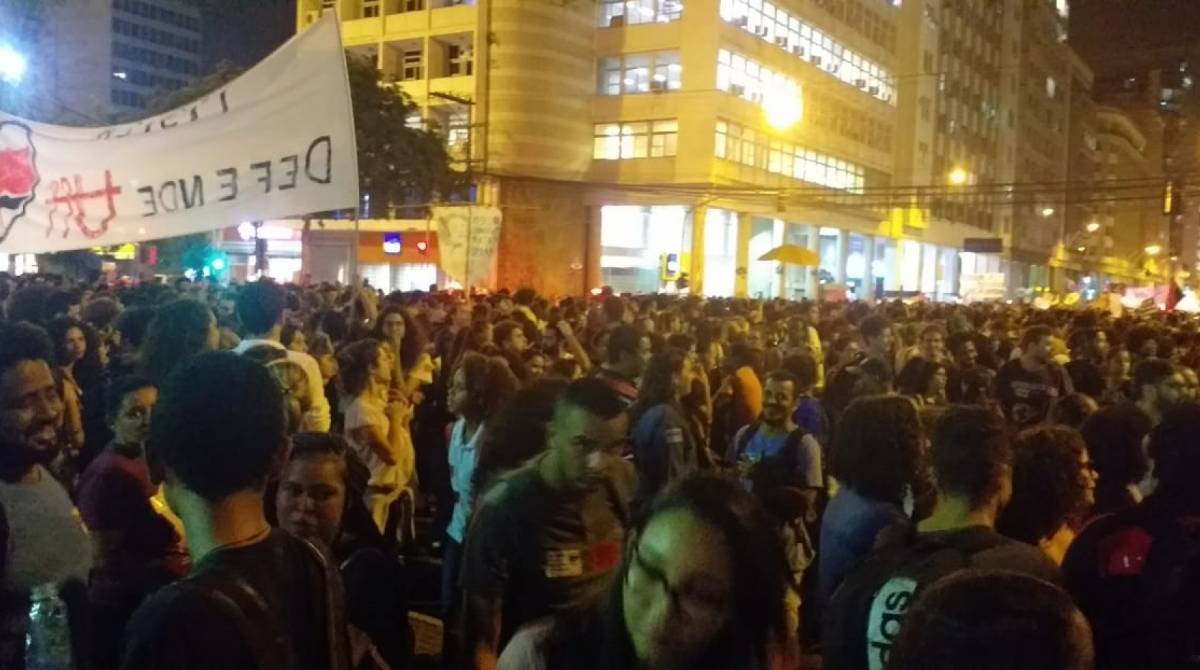 Ato reúne dezenas de estudantes no Centro de Niterói