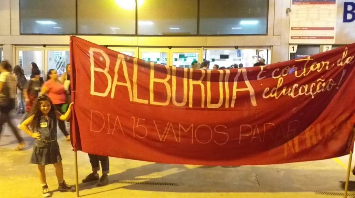 Ato reúne dezenas de estudantes no Centro de Niterói