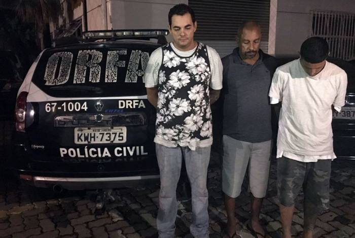 O trio foi preso quando trafegava de carro pela Avenida Brasil