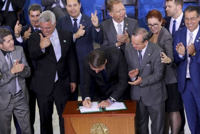 Decreto 9.785, assinado pelo presidente Jair Bolsonaro, flexibilizou o porte de armas no país e dá acesso à posse para profissionais de 18 categorias