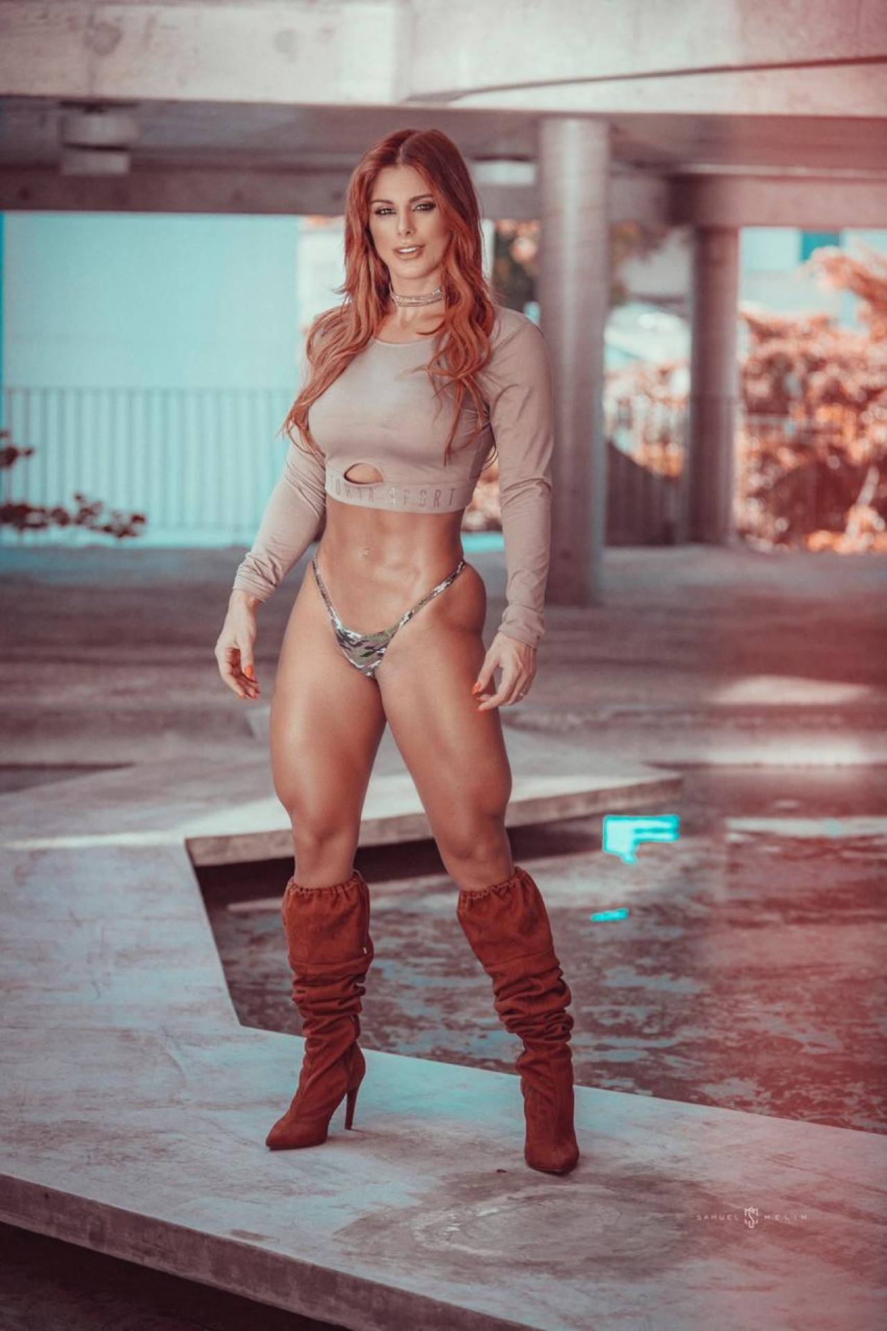 Musa fitness Deborah Albuquerque fica ruiva e posa para ensaio sensual