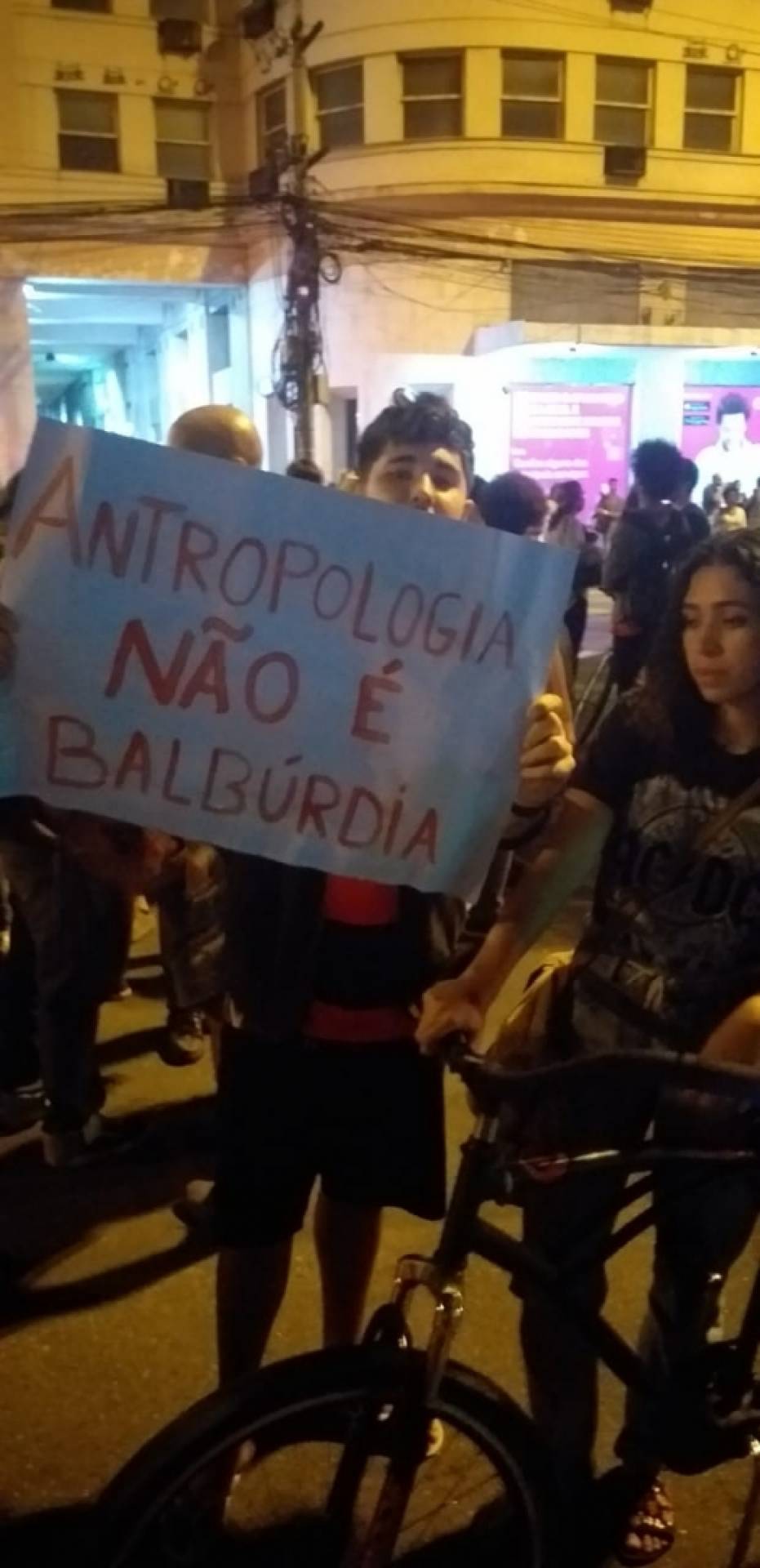 Ato reúne dezenas de estudantes no Centro de Niterói