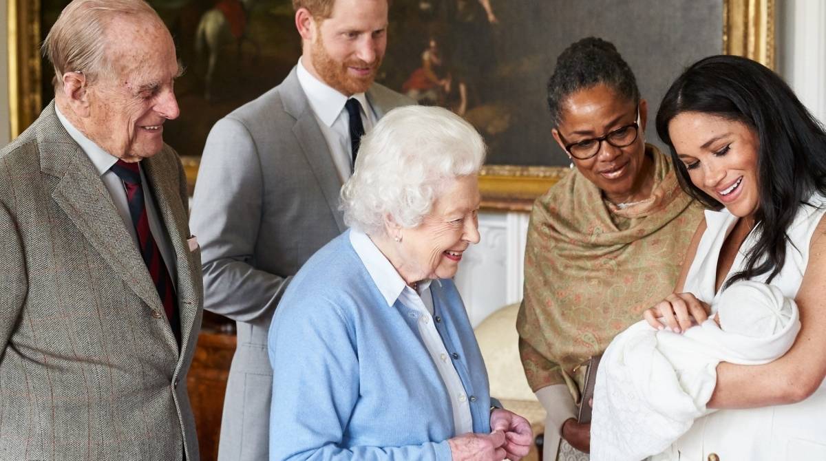 Pr&iacute;ncipe Harry e duquesa Meghan, acompanhada da m&atilde;e Doria Ragland, apresentam Archie Harrison Mountbatten-Windsor &agrave; rainha Elizabeth II e ao Pr&iacute;ncipe Philip em Windsor