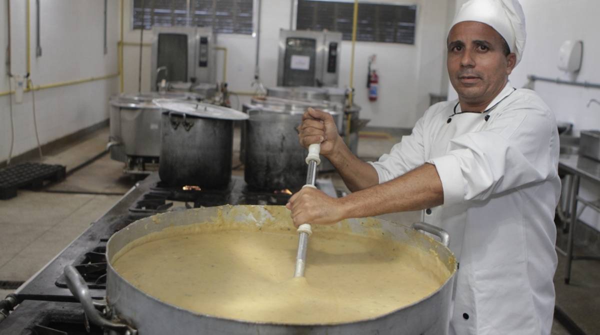 ESPECIAL - Dia do Cozinheiro - cozinheiros do restaurante popular de Bonsucesso preparam o almo&ccedil;o do dia, antes da comemora&ccedil;&atilde;o do dia do cozinheiro. Na foto, o chefe de cozinha, Jo&atilde;o Carlos da Silva. Foto: Cl&eacute;ber Mendes/Ag&ecirc;ncia O Dia 