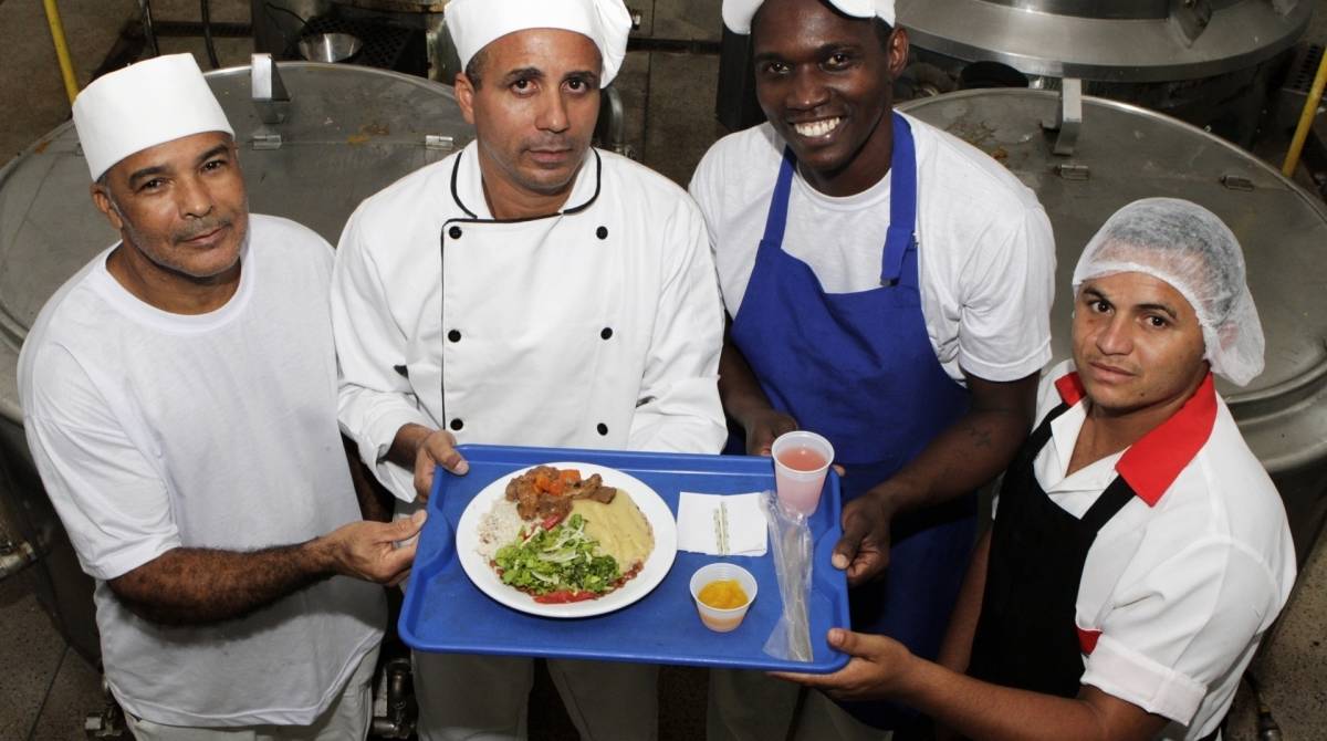 ESPECIAL - Dia do Cozinheiro- Cozinheiros do restaurante popular de Bonsucesso preparam o almoço do dia, antes da comemoração do dia do cozinheiro. Na foto, Hotefilo Nepomuceno (E), o chefe de cozinha, João Carlos da Silva, Washington Matheus e Egnaldo dos Santos (D). Foto: Cléber Mendes/Agência O Dia 