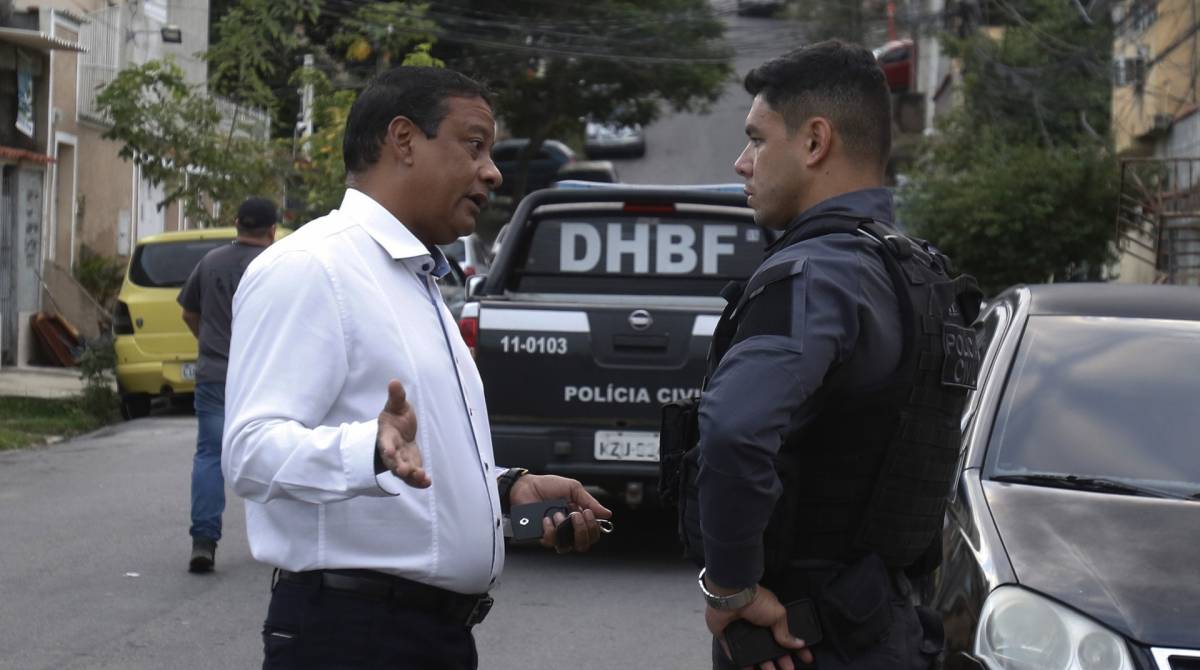 Rio de Janeiro - RJ  - 09/05/2019 - Opera&ccedil;ao Policial - Policiais civis prenderam na manha de hoje o presidente da camara dos vereadores de Nilopolis, Jorge Henrique Cruz, o dedinho - na foto OdairLima, advogado de Dedinho com o delegado Moises Santana -  foto: Reginaldo Pimenta / Agencia O Dia