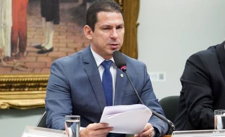 Vice-presidente da Câmara diz que Eduardo Bolsonaro 'tem postura irresponsável'