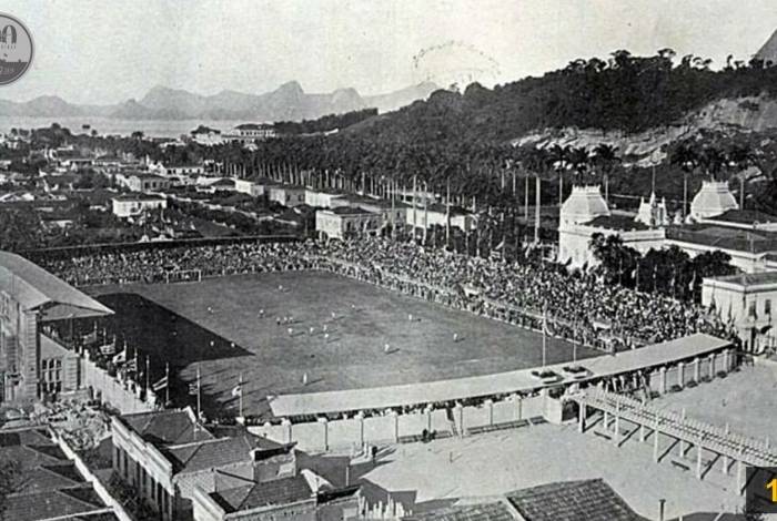 A PRIMEIRALaranjeiras em 1919: arquibancada em um andar e sede ainda em construção